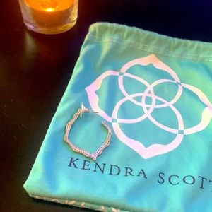 Kendra Scott silver earring ONE count